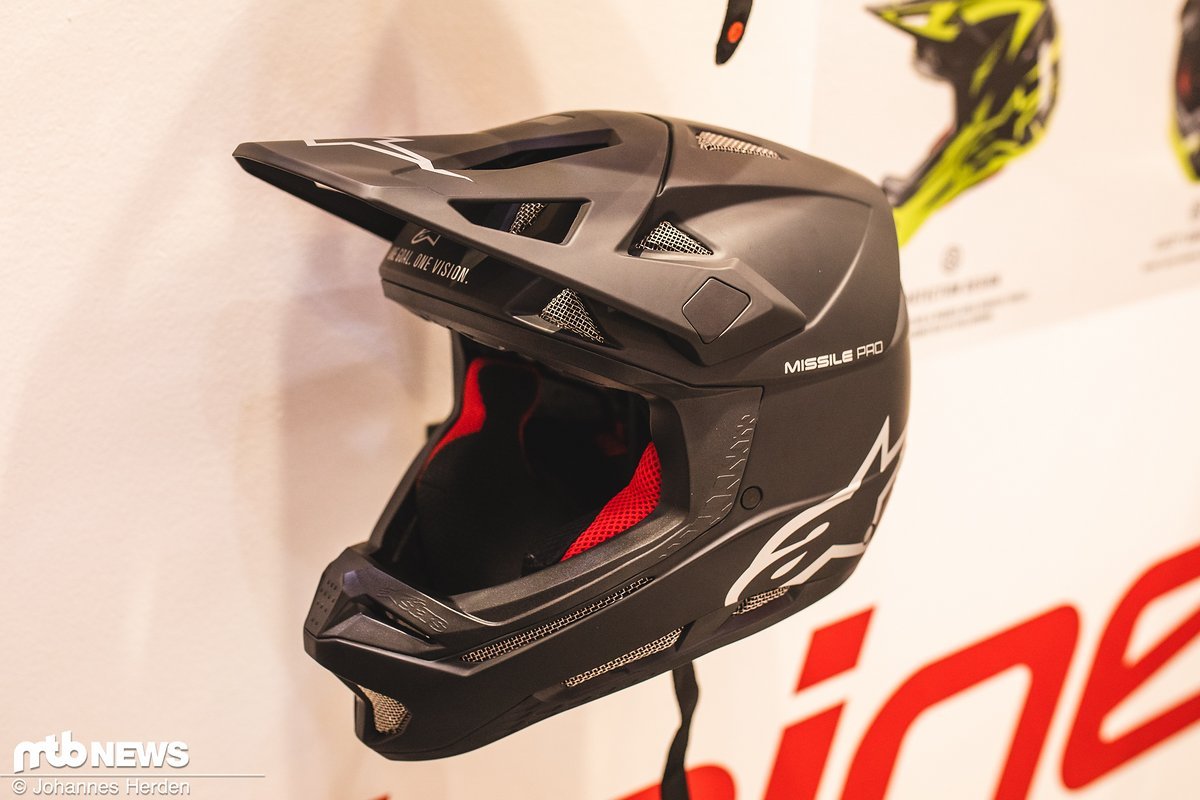 Der neue Alpinestars Missile-Helm ist in zwei Varianten sowie drei Größen erhältlich und schlägt in der Tech-Version mit einem Preis von 350 € zu Buche Der neue Alpinestars Missile-Helm ist in zwei Varianten sowie drei Größen erhältlich und schlägt in der Tech-Version mit einem Preis von 350 € zu Buche