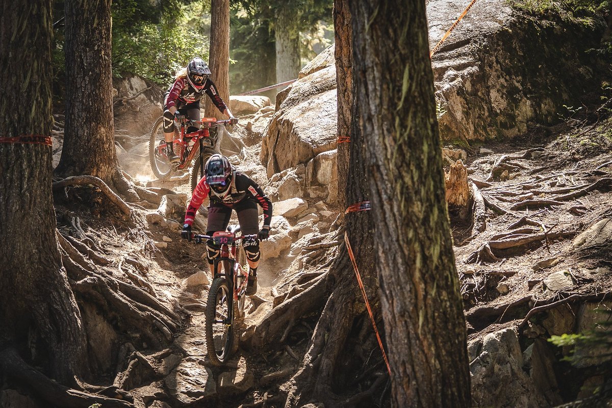 Auf der letzten Stage des EWS-Rennens führt die Stage über viele Whistler Classics, wie diese Sektion auf In Deep. Oftmals wünscht man sich schon fast ein DH-Bike. Auf der letzten Stage des EWS-Rennens führt die Stage über viele Whistler Classics, wie diese Sektion auf In Deep. Oftmals wünscht man sich schon fast ein DH-Bike.