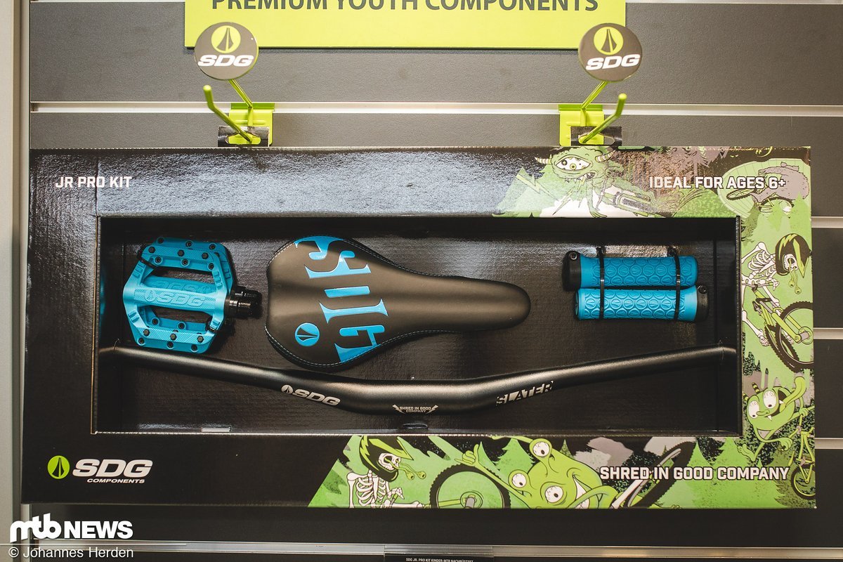 Pimp my Ride: Das Junior Pro Kit bietet alles, was der Nachwuchsfahrer von Welt benötigt, um den Hobel noch ein bisschen besser zu machen Pimp my Ride: Das Junior Pro Kit bietet alles, was der Nachwuchsfahrer von Welt benötigt, um den Hobel noch ein bisschen besser zu machen