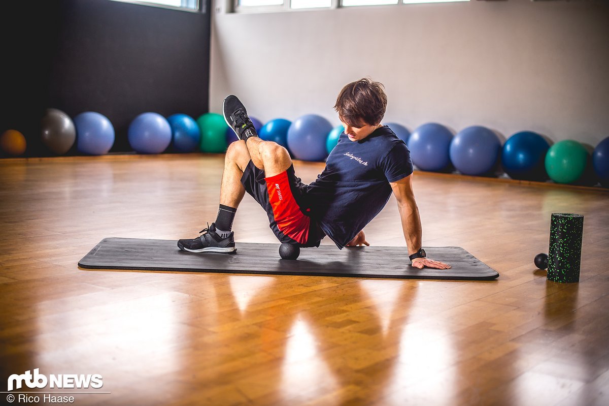 Mit dem Faszienball die verspannten Punkte suchen und triggern bis diese langsam wieder weicher werden. Mit dem Faszienball die verspannten Punkte suchen und triggern bis diese langsam wieder weicher werden.