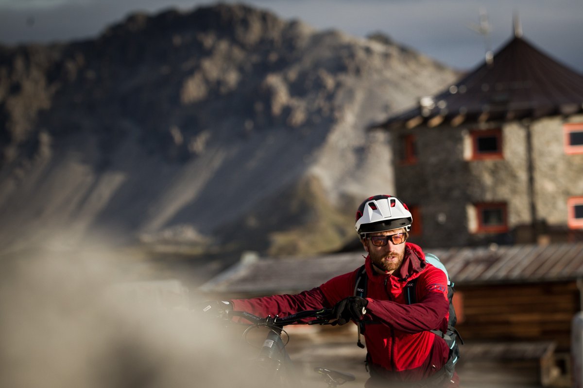 Der Start der Tour. Hinter der Tibethütte am Stilfser Joch startet der "Tibettrail", eine anspruchsvolle, aber doch flowige Abfahrt. Der Start der Tour. Hinter der Tibethütte am Stilfser Joch startet der "Tibettrail", eine anspruchsvolle, aber doch flowige Abfahrt.