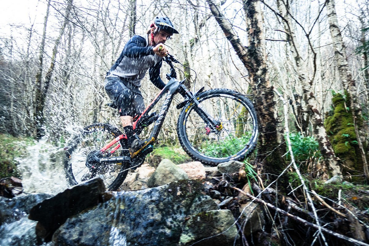 Wir folgen Joe auf seinen Hometrails rund um das Nevis Range Trailcenter und holen uns nicht zum letzten Mal nasse Füße. Wir folgen Joe auf seinen Hometrails rund um das Nevis Range Trailcenter und holen uns nicht zum letzten Mal nasse Füße.
