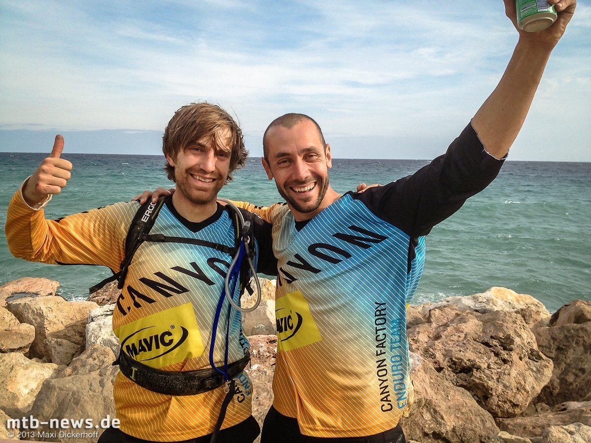 Geschafft aber Glücklich: Im Jahr 2013 fuhr Maxi gemeinsam mit seinem Idol Fabien Barel im Canyon Factory Enduro Team Geschafft aber Glücklich: Im Jahr 2013 fuhr Maxi gemeinsam mit seinem Idol Fabien Barel im Canyon Factory Enduro Team