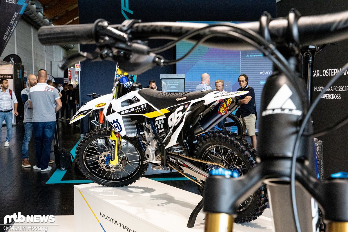 Unter dem Namen BULLS.Xtreme-Team ab sofort vereint Bulls die beiden Extremsportarten Motocross und Mountainbiken Unter dem Namen BULLS.Xtreme-Team ab sofort vereint Bulls die beiden Extremsportarten Motocross und Mountainbiken