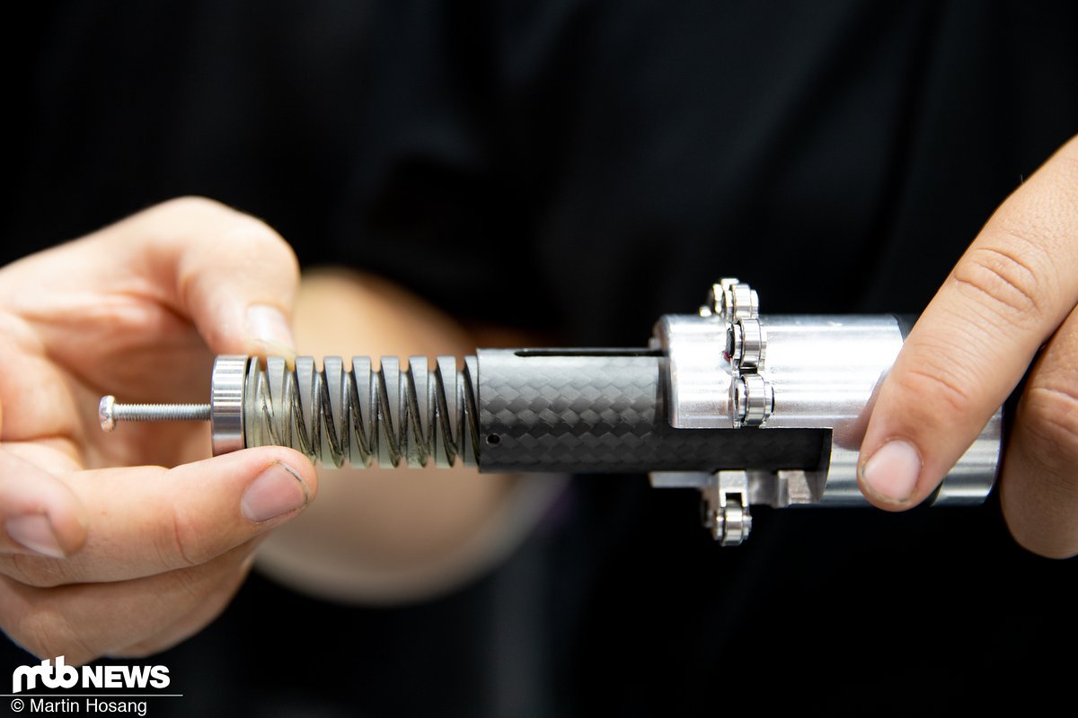 Geschaltet wird indem die, vom Zahnkranz abgewandten Kugellager von einem, im Inneren der Kardanwelle positionierten Elektromotor auf den gewünschten Gang geschoben werden. Geschaltet wird indem die, vom Zahnkranz abgewandten Kugellager von einem, im Inneren der Kardanwelle positionierten Elektromotor auf den gewünschten Gang geschoben werden.