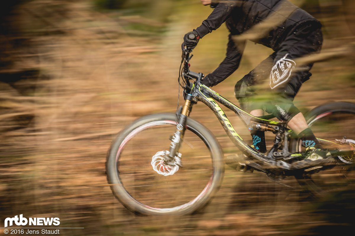 Nachdem die Reifen in der Hand einen guten Eindruck machten, wurden sie auf diversen Bikes von Trail bis Bikepark bewegt Nachdem die Reifen in der Hand einen guten Eindruck machten, wurden sie auf diversen Bikes von Trail bis Bikepark bewegt
