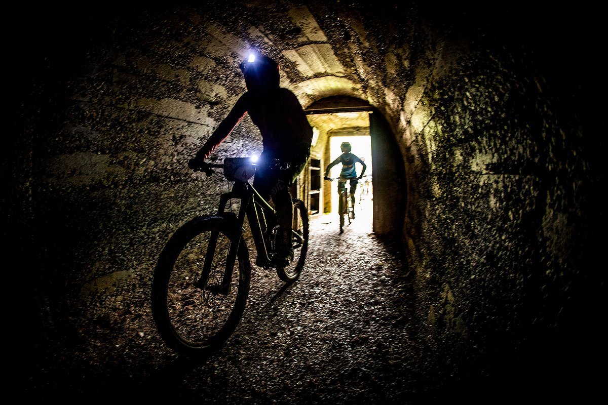 In der Gegend um Jamnica gibt es rund 800km Bergwerke. Die Durchfahrt im finsteren Tunnel hat rund 20 Minuten gedauert, zum Glück haben wir jeweils zwei kleine Lampen gekriegt. Dieser Transfer war definitiv mal was ganz anderes! In der Gegend um Jamnica gibt es rund 800km Bergwerke. Die Durchfahrt im finsteren Tunnel hat rund 20 Minuten gedauert, zum Glück haben wir jeweils zwei kleine Lampen gekriegt. Dieser Transfer war definitiv mal was ganz anderes!