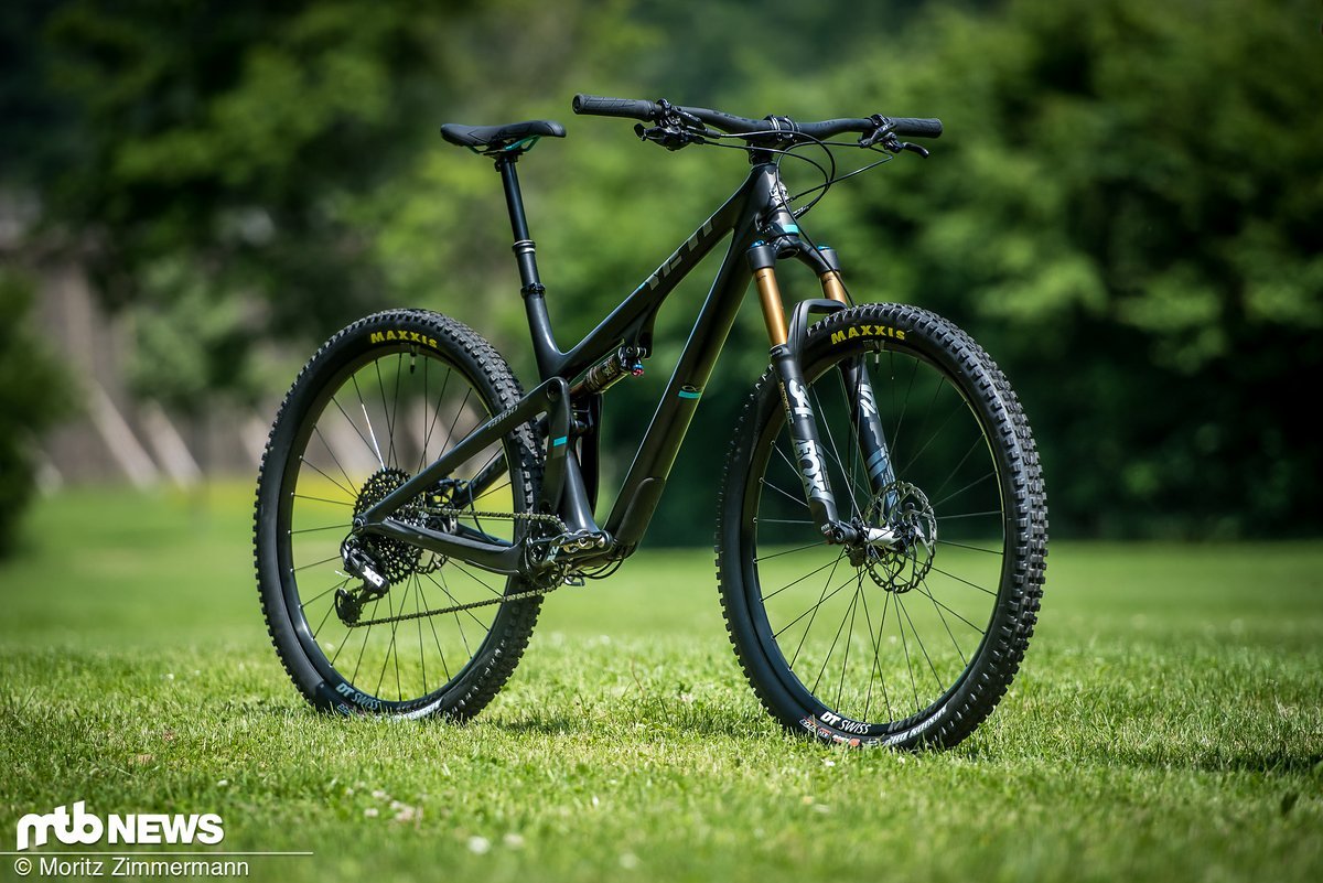 Das Yeti SB100 reiht sich in die neue Riege der “Down Country-Bikes” ein. Dank 120 mm Federweg an der Front und 100 mm am Heck soll das schicke Carbon-Fully sowohl bergauf als auch bergab schnell unterwegs sein Das Yeti SB100 reiht sich in die neue Riege der “Down Country-Bikes” ein. Dank 120 mm Federweg an der Front und 100 mm am Heck soll das schicke Carbon-Fully sowohl bergauf als auch bergab schnell unterwegs sein