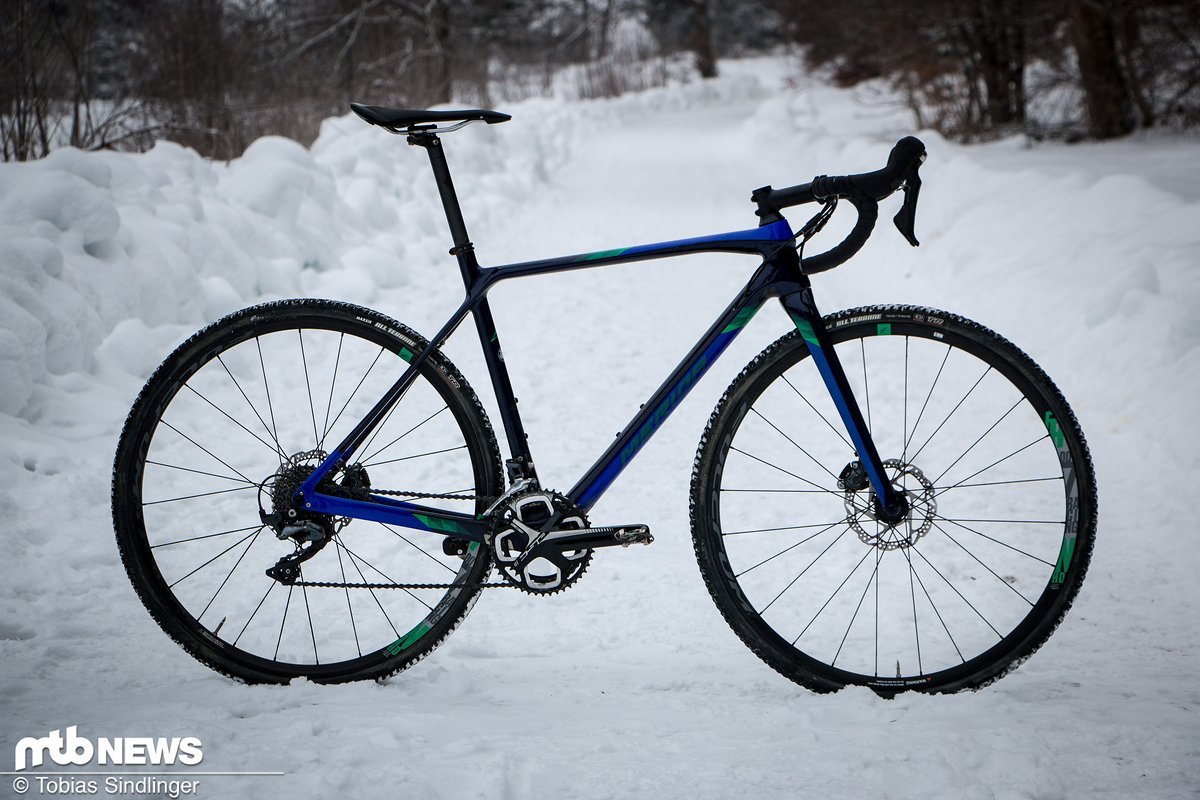 Das Merida Mission CX 7000 ist ein absolut wettkampffähiges Cyclocross-Bike mit vielen interessanten Zusatzfeatures Das Merida Mission CX 7000 ist ein absolut wettkampffähiges Cyclocross-Bike mit vielen interessanten Zusatzfeatures