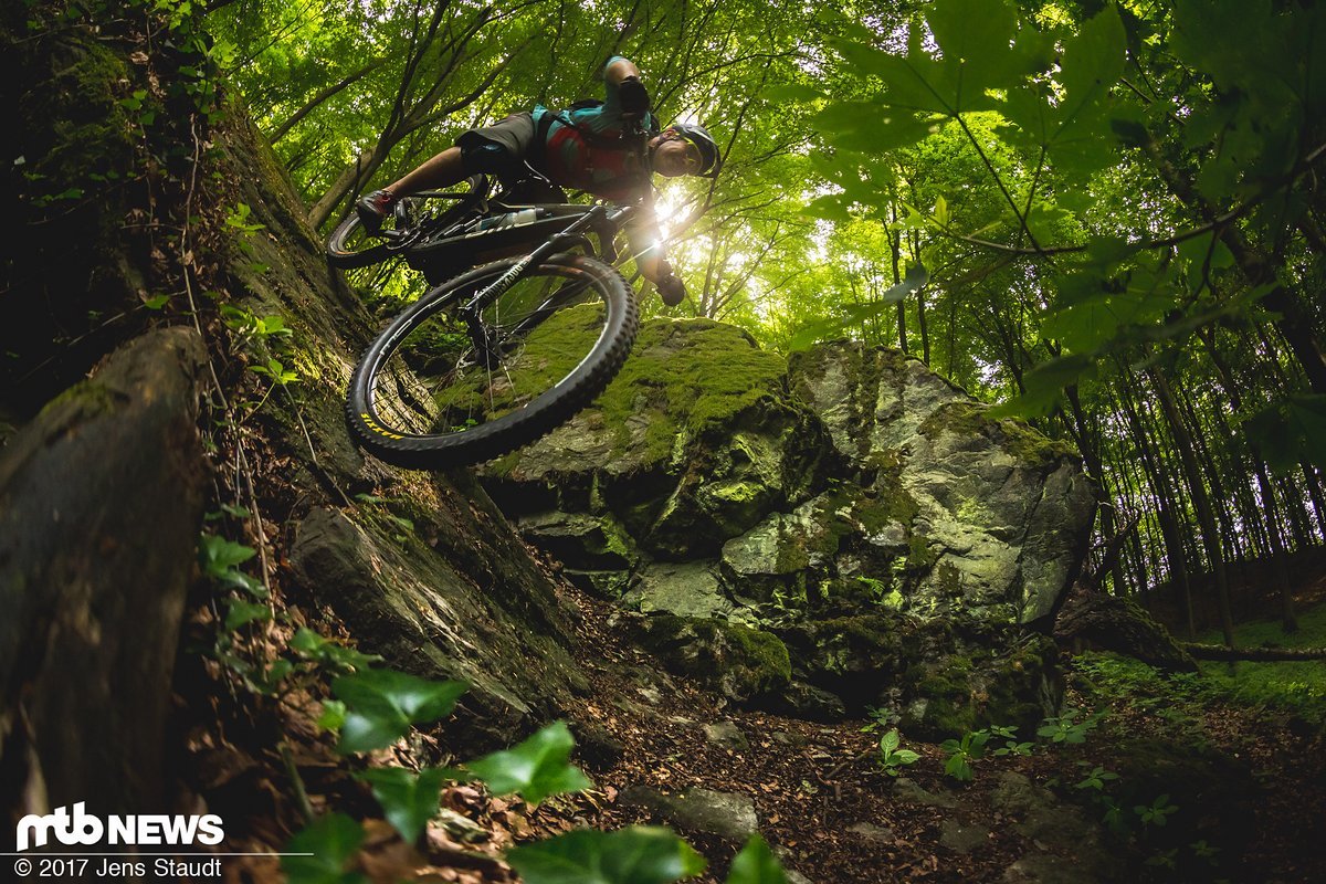 Mit ihrem sensiblen und satten Fahrgefühl kann die RockShox Lyrik RCT3 Sicherheit vermitteln und zu Mutproben verleiten Mit ihrem sensiblen und satten Fahrgefühl kann die RockShox Lyrik RCT3 Sicherheit vermitteln und zu Mutproben verleiten