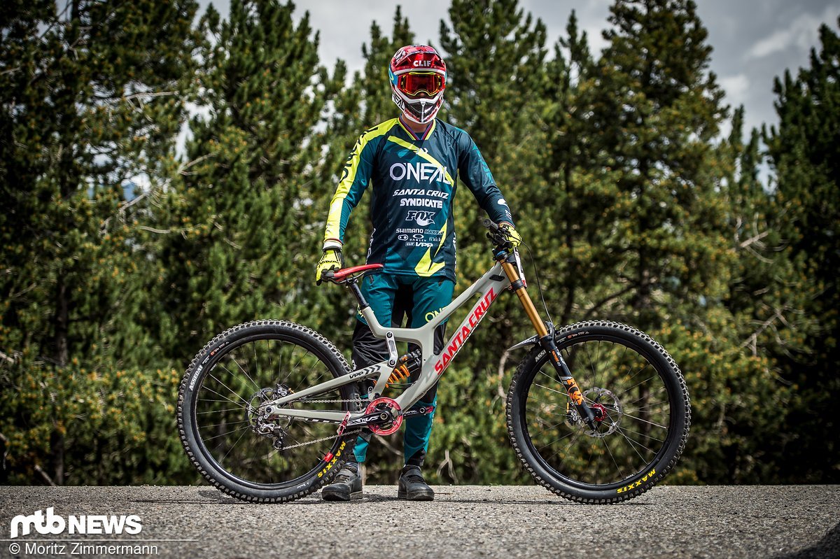 Von Greg Minnaar und dem Rest des legendären Santa Cruz Syndicate wurde das neue Downhill-Bike V10 zwei Jahre lang im World Cup auf Herz und Nieren getestet Von Greg Minnaar und dem Rest des legendären Santa Cruz Syndicate wurde das neue Downhill-Bike V10 zwei Jahre lang im World Cup auf Herz und Nieren getestet