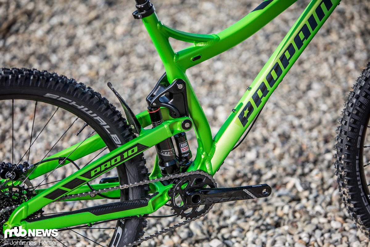 Der typische Propain Pro10-Hinterbau kommt in Kombination mit einem RockShox Super Deluxe RC3 Dämpfer zum Einsatz Der typische Propain Pro10-Hinterbau kommt in Kombination mit einem RockShox Super Deluxe RC3 Dämpfer zum Einsatz