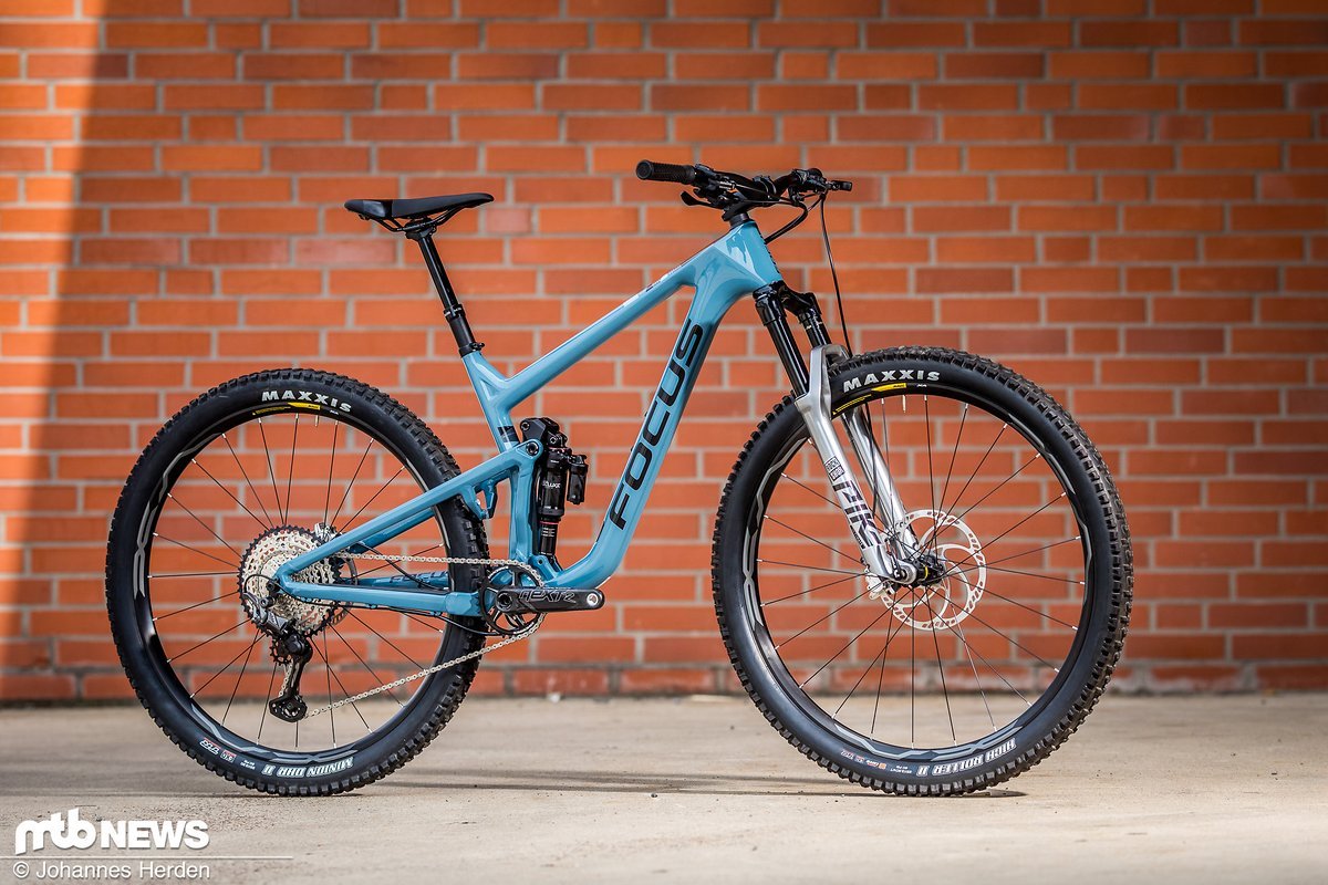 Das Focus Jam 8.9 Nine markiert das Toplevel der Modellreihe. Mit 4.199 € und 13,25 kg Gewicht ist es auch das teuerste und leichteste Modell Das Focus Jam 8.9 Nine markiert das Toplevel der Modellreihe. Mit 4.199 € und 13,25 kg Gewicht ist es auch das teuerste und leichteste Modell