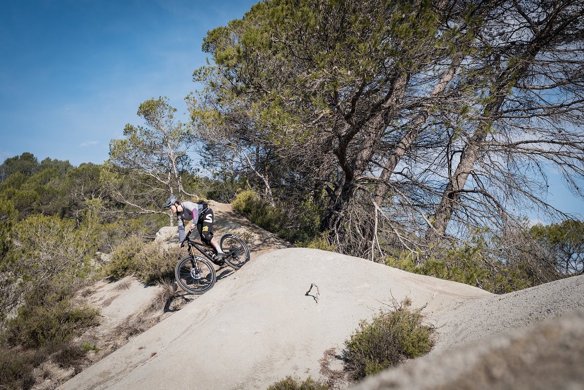 Das Canyon Spectral WMN ist eine kleine Wunderwaffe, die fast alles mitmacht. Man kann entspannt zum nächsten Trail hinauftreten und es in der Abfahrt richtig krachen lassen Das Canyon Spectral WMN ist eine kleine Wunderwaffe, die fast alles mitmacht. Man kann entspannt zum nächsten Trail hinauftreten und es in der Abfahrt richtig krachen lassen