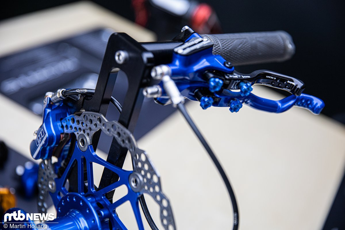 Dank der neuen Hope Spezial-Bremse sollen auch gehandicapte Mountainbiker jederzeit problemlos zum Stehen kommen Dank der neuen Hope Spezial-Bremse sollen auch gehandicapte Mountainbiker jederzeit problemlos zum Stehen kommen