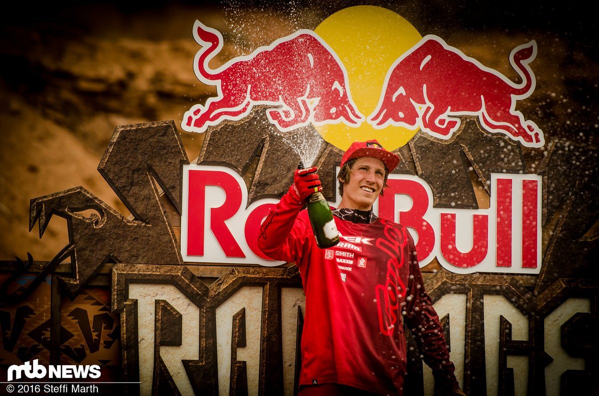 Für den Gewinn des People´s Choice Awards bekommt Brandon Semenuk einen Polaris Razor – davon hat er schon einige zuhause... Für den Gewinn des People´s Choice Awards bekommt Brandon Semenuk einen Polaris Razor – davon hat er schon einige zuhause...