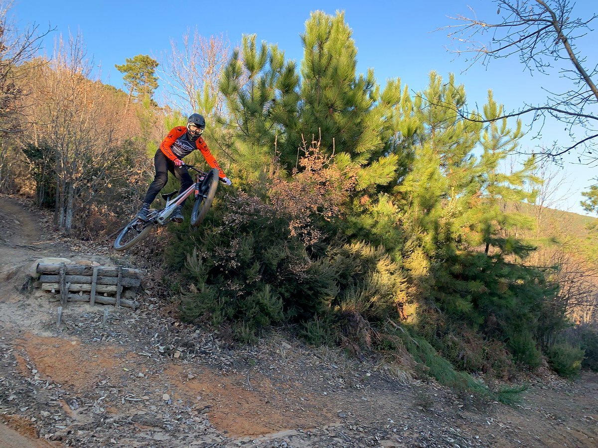 Das Carbocage Factory Racing-Team konnte Simon Maurer verpflichten und ihm ein brandneues Banshee Legend 29er hinstellen Das Carbocage Factory Racing-Team konnte Simon Maurer verpflichten und ihm ein brandneues Banshee Legend 29er hinstellen