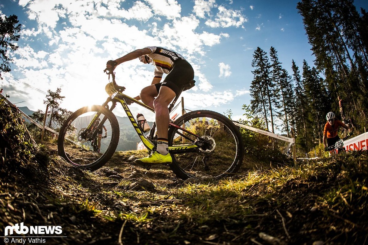 Der Lexware-Pilot fährt beim Staffelrennen der WM 2018 in Lenzerheide eine starke Runde an der Seite von Mani Fumic. Der Lexware-Pilot fährt beim Staffelrennen der WM 2018 in Lenzerheide eine starke Runde an der Seite von Mani Fumic.