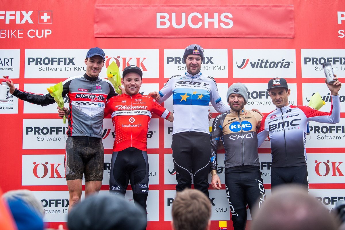 Lars Forster kam in Matsch und Schlamm am besten zurecht und sicherte sich vor seinen beiden Schweizer Landsmännern Mathias Flückiger und Florian Vogel den Sieg Lars Forster kam in Matsch und Schlamm am besten zurecht und sicherte sich vor seinen beiden Schweizer Landsmännern Mathias Flückiger und Florian Vogel den Sieg