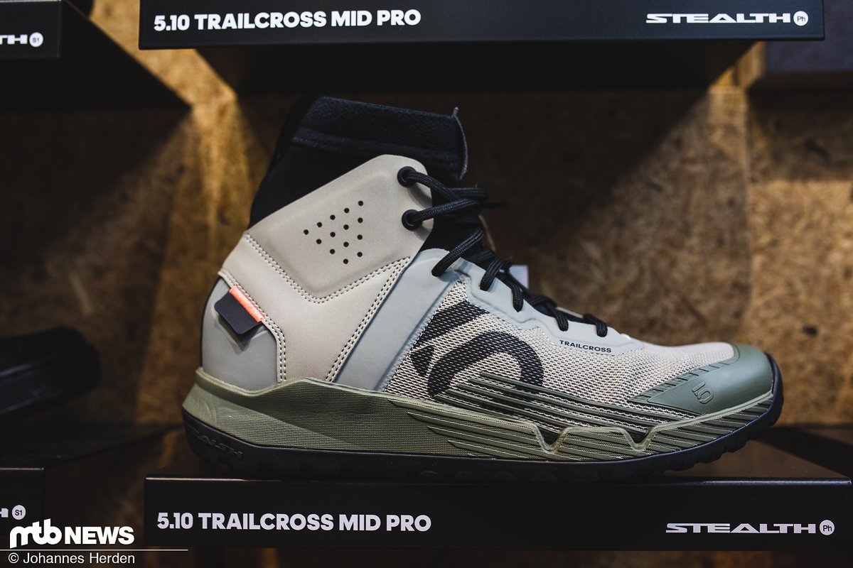Der Trailcross Mid Pro verfügt zusätzlich über einen Neopren-Saum sowie einen Knöchelschutz aus D3O. Der Trailcross Mid Pro verfügt zusätzlich über einen Neopren-Saum sowie einen Knöchelschutz aus D3O.