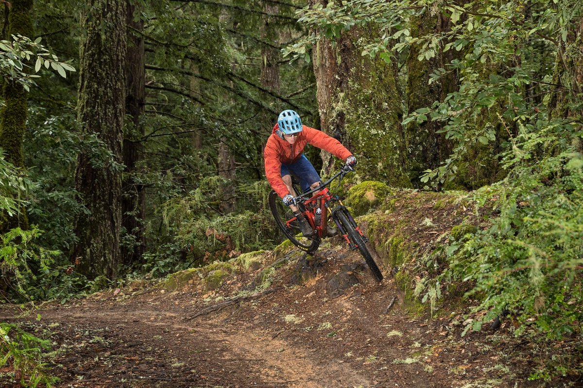 Mit dem Blur lässt es sich für ein XC-Bike ungewöhnlich leicht spielen Mit dem Blur lässt es sich für ein XC-Bike ungewöhnlich leicht spielen