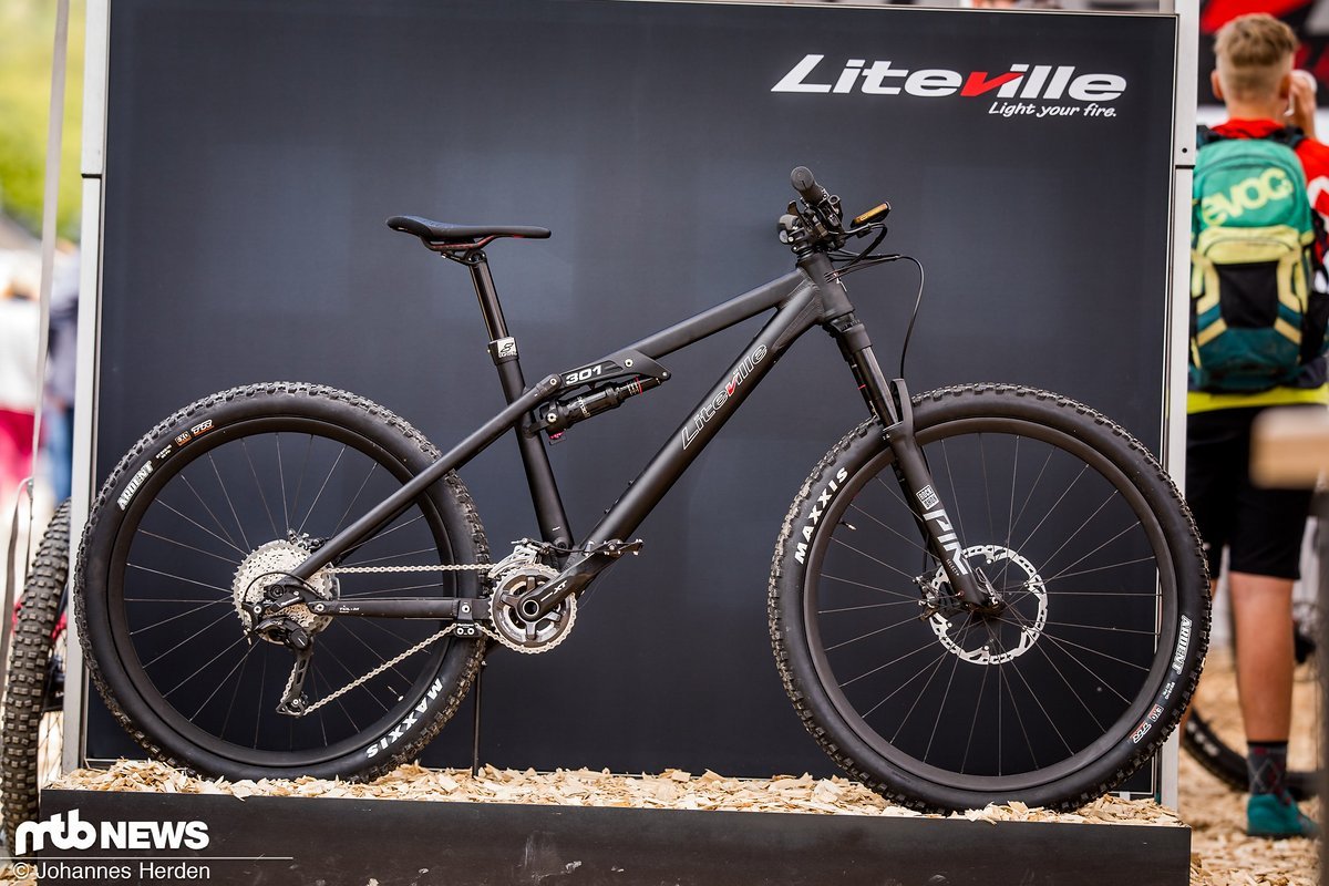 Das neue Liteville 301 MK15 kostet ab 4.680 €, wiegt in der Top-Version knapp 13 Kilogramm, kann mit 27.5"- und 29"-Laufrädern gefahren werden und ist ab sofort erhältlich Das neue Liteville 301 MK15 kostet ab 4.680 €, wiegt in der Top-Version knapp 13 Kilogramm, kann mit 27.5"- und 29"-Laufrädern gefahren werden und ist ab sofort erhältlich
