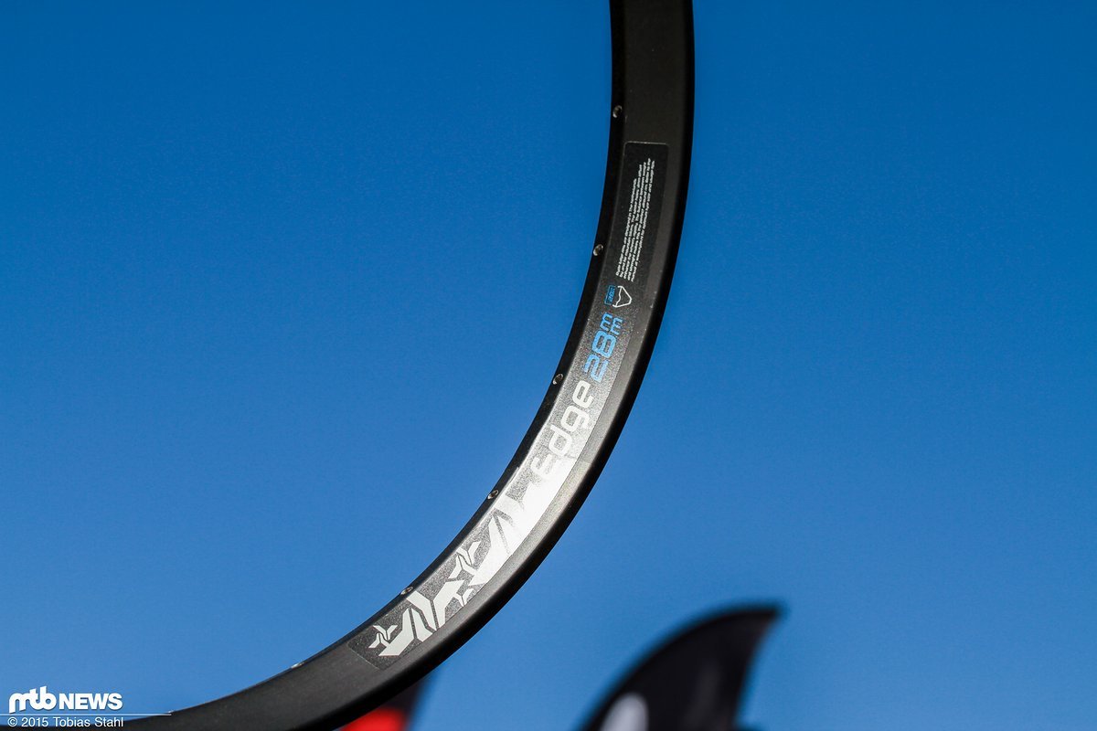 Deutlich robuster und oben rechts im Bild soll die Ryde Edge 28 mm Felge sein Deutlich robuster und oben rechts im Bild soll die Ryde Edge 28 mm Felge sein