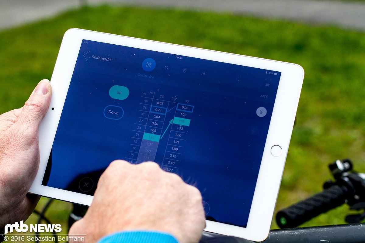 In der App lässt sich festlegen wann der Umwerfer schalten soll und wie viele Gänge das Schaltwerk zur Kompensation schalten soll In der App lässt sich festlegen wann der Umwerfer schalten soll und wie viele Gänge das Schaltwerk zur Kompensation schalten soll