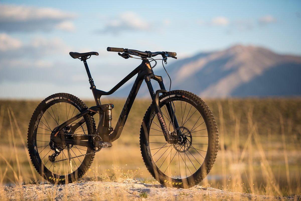 Die Carbon-Versionen des Devinci Troys gibt es in vier verschiedenen Ausstattungen zu kaufen, die Aluminium-Versionen gehen jedoch nur in zwei verschiedenen Ausstattungen über die Ladentheke. Die Carbon-Versionen des Devinci Troys gibt es in vier verschiedenen Ausstattungen zu kaufen, die Aluminium-Versionen gehen jedoch nur in zwei verschiedenen Ausstattungen über die Ladentheke.