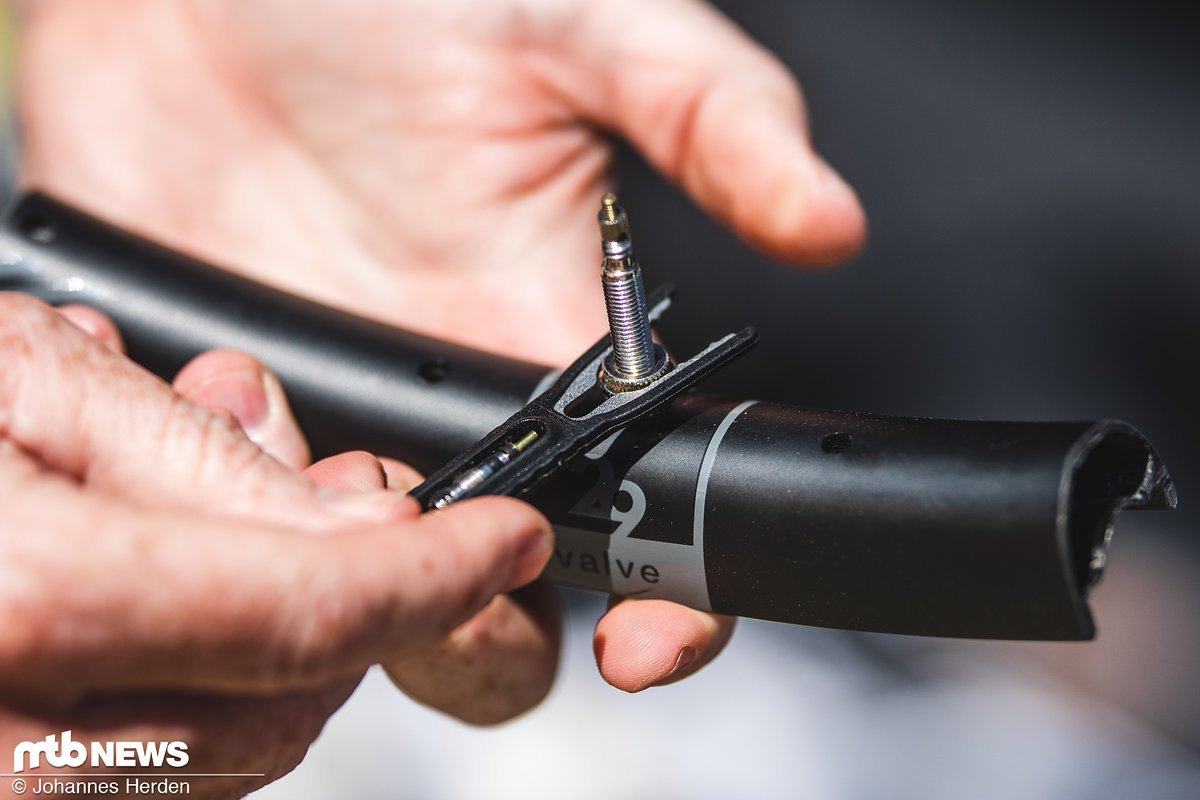 Mit dem Nut Cracker lassen sich sowohl Tubeless-Ventile montieren als auch Bremskolben zurückdrücken. Mit dem Nut Cracker lassen sich sowohl Tubeless-Ventile montieren als auch Bremskolben zurückdrücken.