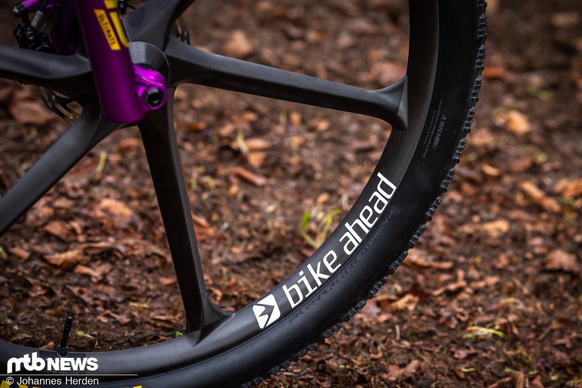 Die optisch vermutlich spektakulärsten MTB-Laufräder: Tom hat die Biturbo RS-Carbon-Laufräder von Bikeahead montiert Die optisch vermutlich spektakulärsten MTB-Laufräder: Tom hat die Biturbo RS-Carbon-Laufräder von Bikeahead montiert