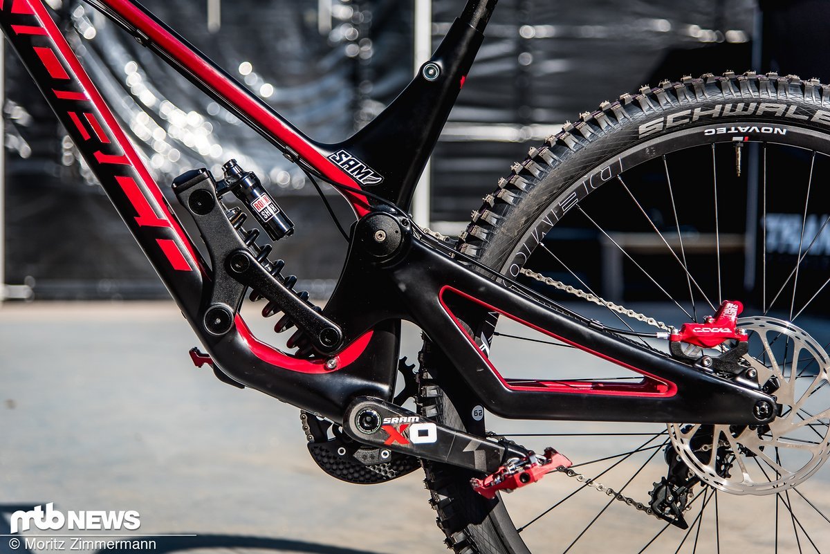 Am Heck arbeitet ein RockShox Super Deluxe Coil-Dämpfer mit starkem H/H Tune Am Heck arbeitet ein RockShox Super Deluxe Coil-Dämpfer mit starkem H/H Tune