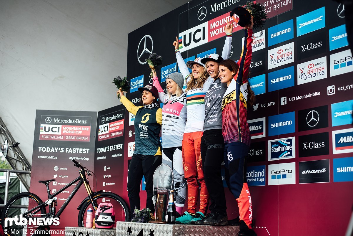 Das Podium der Frauen: Rachel Atherton gewinnt vor Tracey Hannah und Nina Hoffmann, die als erste deutsche Downhill-Fahrerin seit über 20 Jahren auf dem Podium landet Das Podium der Frauen: Rachel Atherton gewinnt vor Tracey Hannah und Nina Hoffmann, die als erste deutsche Downhill-Fahrerin seit über 20 Jahren auf dem Podium landet