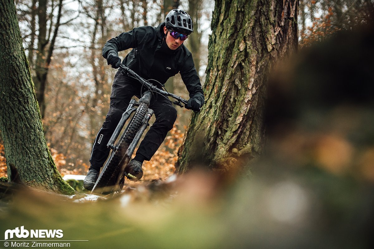 Auf dem Trail macht die Protective P-Rain Carve eine im positiven Sinne unauffällige Figur und lässt wenig Raum für Kritik. Auf dem Trail macht die Protective P-Rain Carve eine im positiven Sinne unauffällige Figur und lässt wenig Raum für Kritik.