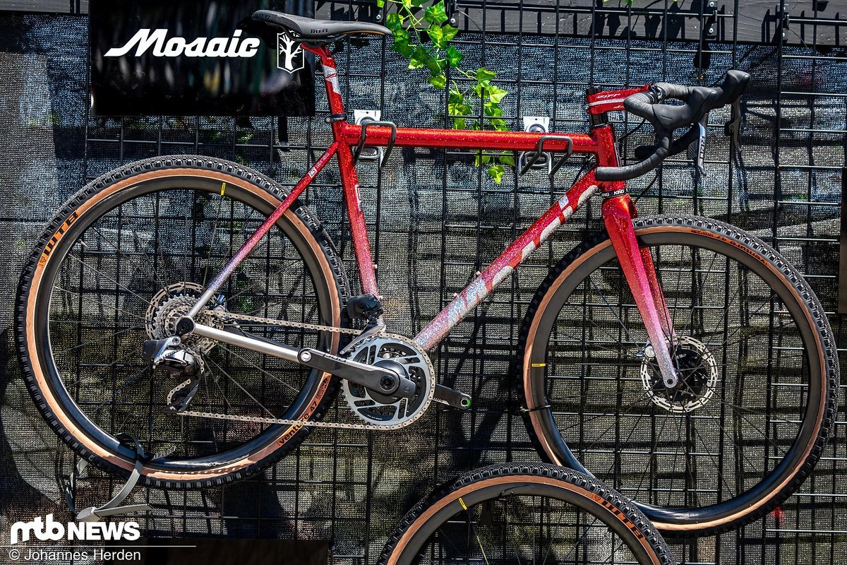 Auch dieser Gravel-Racer von Mosaic erregte unsere Aufmerksamkeit durch die extravagante Lackierung, für die man in der Sonne unweigerlich die Sonnenbrille aufsetzen musste. Auch dieser Gravel-Racer von Mosaic erregte unsere Aufmerksamkeit durch die extravagante Lackierung, für die man in der Sonne unweigerlich die Sonnenbrille aufsetzen musste.