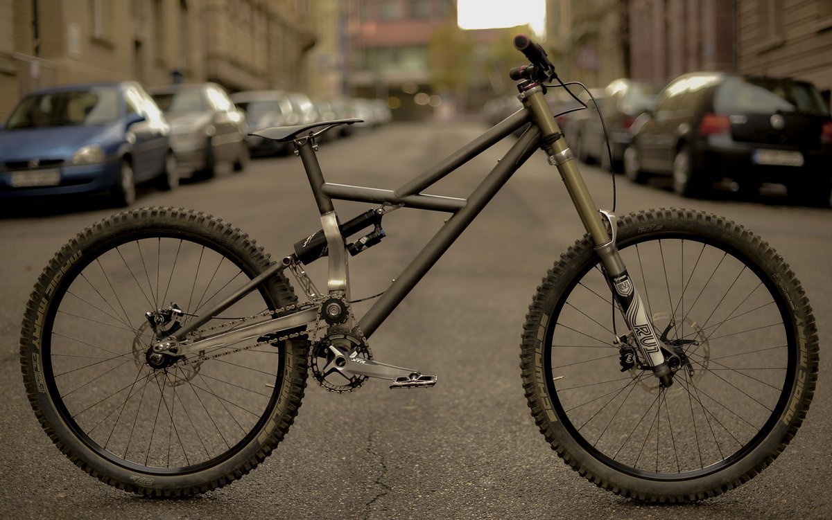Klare Linien, schlanker Hinterbau und mit 16,02 kg nicht einmal übergewichtig: mein Eigenbau Downhill-Bike Klare Linien, schlanker Hinterbau und mit 16,02 kg nicht einmal übergewichtig: mein Eigenbau Downhill-Bike