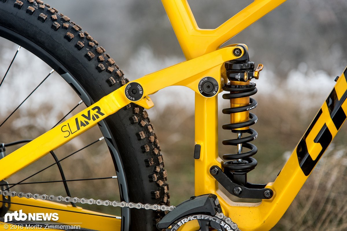 Ein kurzhubiges Trailbike, das auf 29"-Laufrädern rollt und trotz gerade einmal 140 mm Federweg am Heck auf einen Stahlfederdämpfer setzt? Ein kurzhubiges Trailbike, das auf 29"-Laufrädern rollt und trotz gerade einmal 140 mm Federweg am Heck auf einen Stahlfederdämpfer setzt?