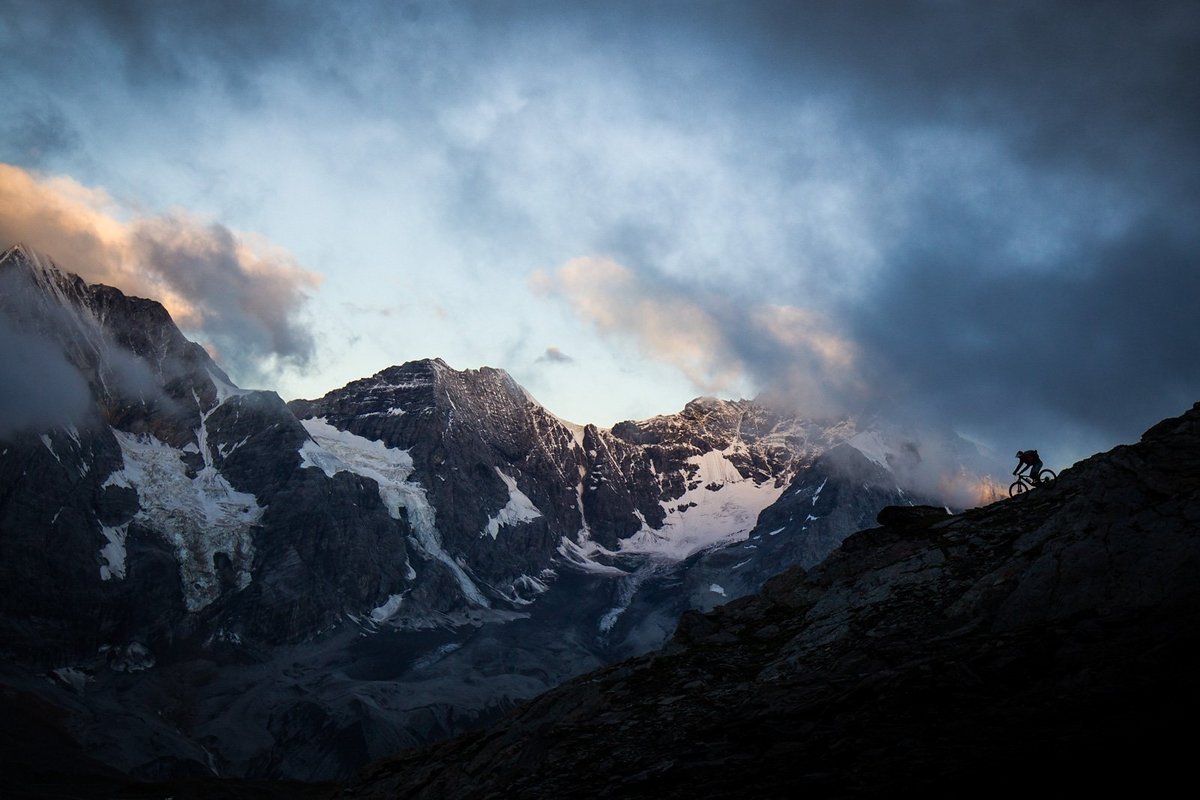 Kurz vor Sonnenaufgang am Madritschjoch. Das Ortler-Massiv biete eine grandiose Kulisse. Kurz vor Sonnenaufgang am Madritschjoch. Das Ortler-Massiv biete eine grandiose Kulisse.