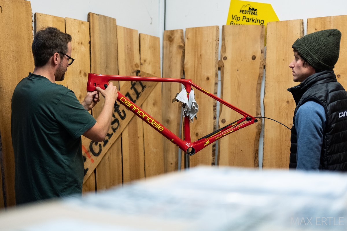 Dag von Trickstuff baut unter den wachsamen Augen von Cannondale Mechaniker Christian die Bremsen ein Dag von Trickstuff baut unter den wachsamen Augen von Cannondale Mechaniker Christian die Bremsen ein
