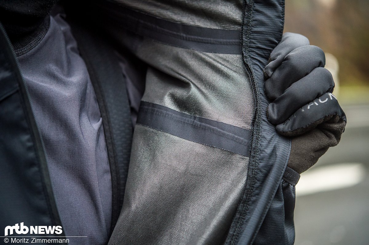 Die Nähte der DFL II Jacket sind getaped, wodurch die Jacke auch bei starkem Regen keine Feuchtigkeit ins Innere lassen soll Die Nähte der DFL II Jacket sind getaped, wodurch die Jacke auch bei starkem Regen keine Feuchtigkeit ins Innere lassen soll