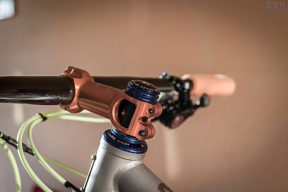 Blau, orange kombiniert mit neongrün, Carbon und Titan Blau, orange kombiniert mit neongrün, Carbon und Titan