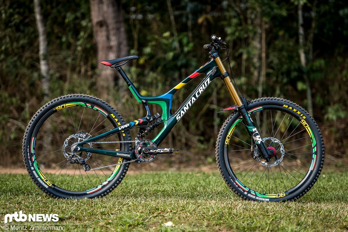 Greg Minnaar geht in Cairns wie immer auf dem neuen Santa Cruz V10 29 an den Start Greg Minnaar geht in Cairns wie immer auf dem neuen Santa Cruz V10 29 an den Start