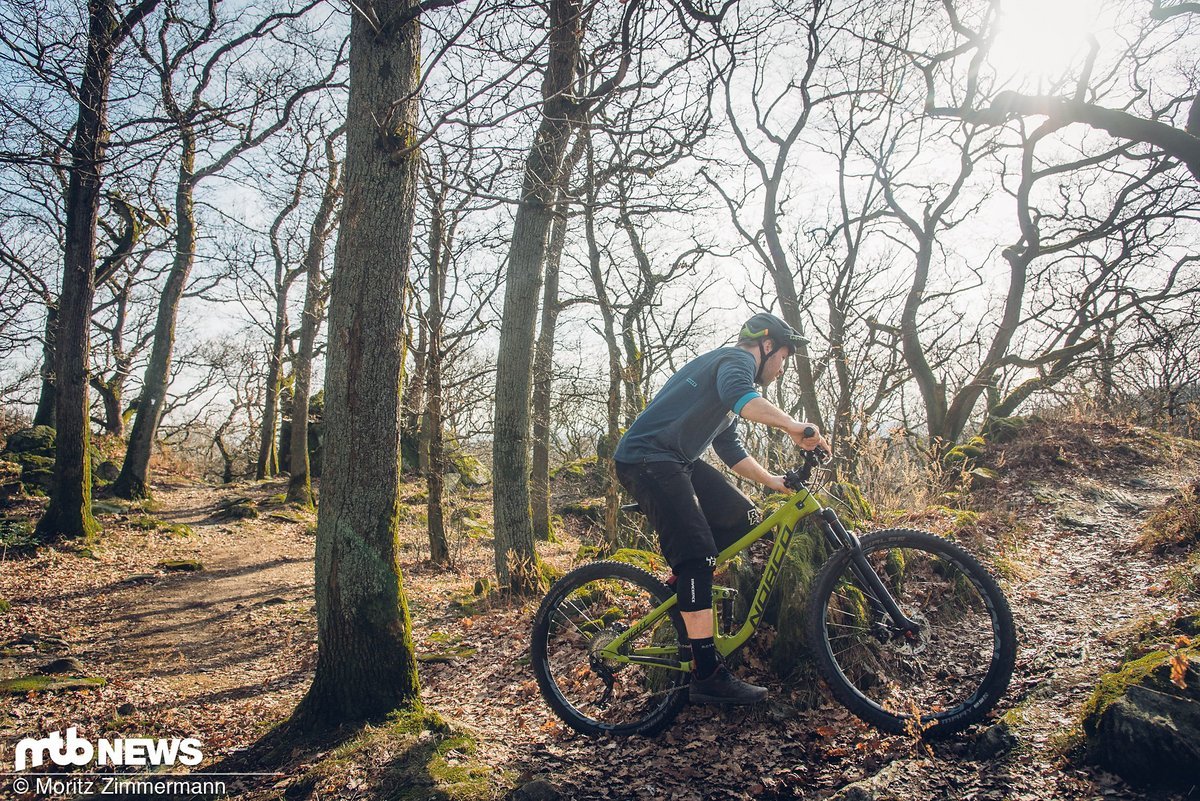 Der Hinterbau des Norco Sight Carbon arbeitet bergauf zwar nicht komplett antriebsneutral, insgesamt klettert das Trailbike aus Kanada aber durchaus effizient. Der Hinterbau des Norco Sight Carbon arbeitet bergauf zwar nicht komplett antriebsneutral, insgesamt klettert das Trailbike aus Kanada aber durchaus effizient.