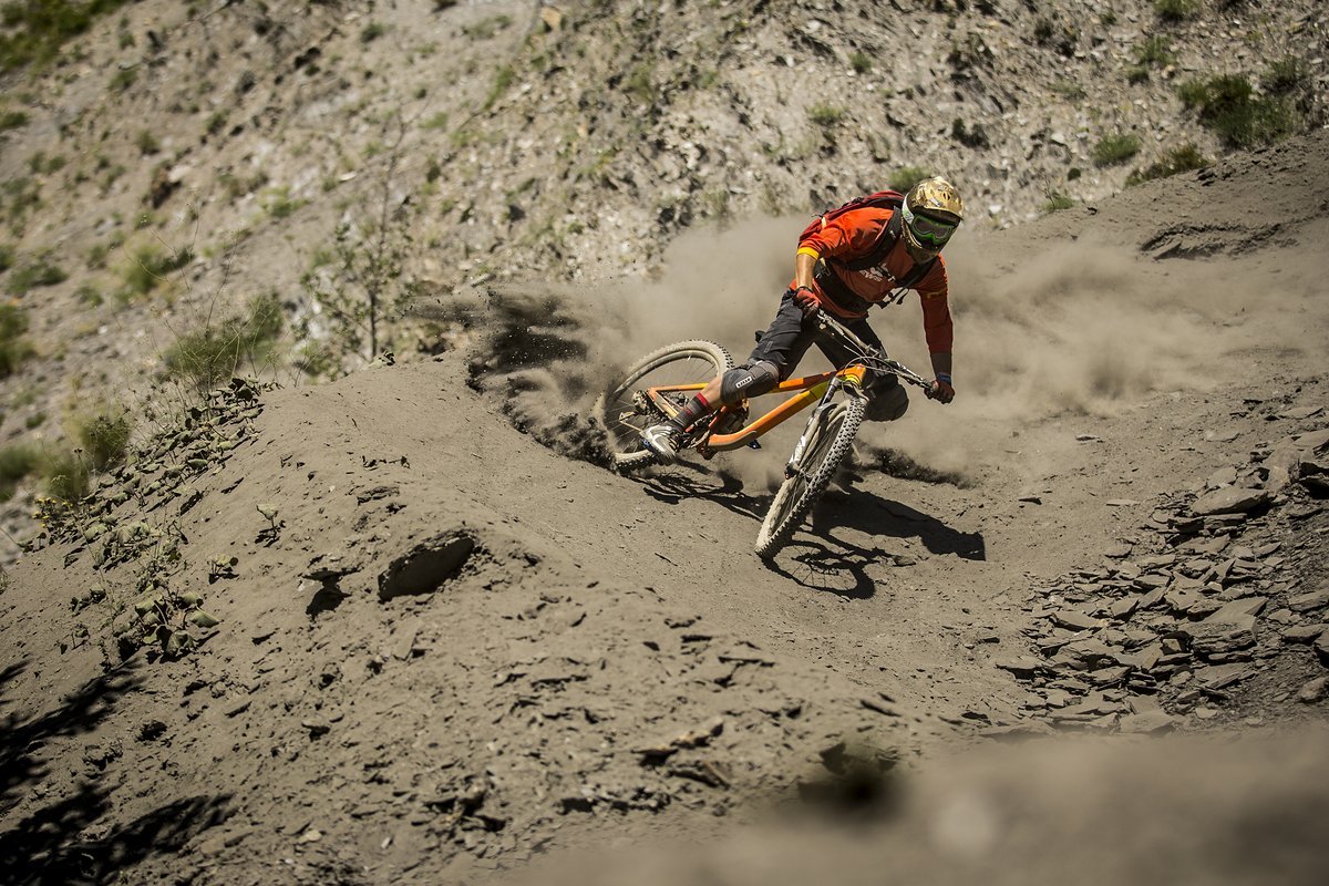 Braaapppp: Die Trockenheit verwandelt den Trail ins Tal nach Venosc in eine einzige Staubwolke Braaapppp: Die Trockenheit verwandelt den Trail ins Tal nach Venosc in eine einzige Staubwolke