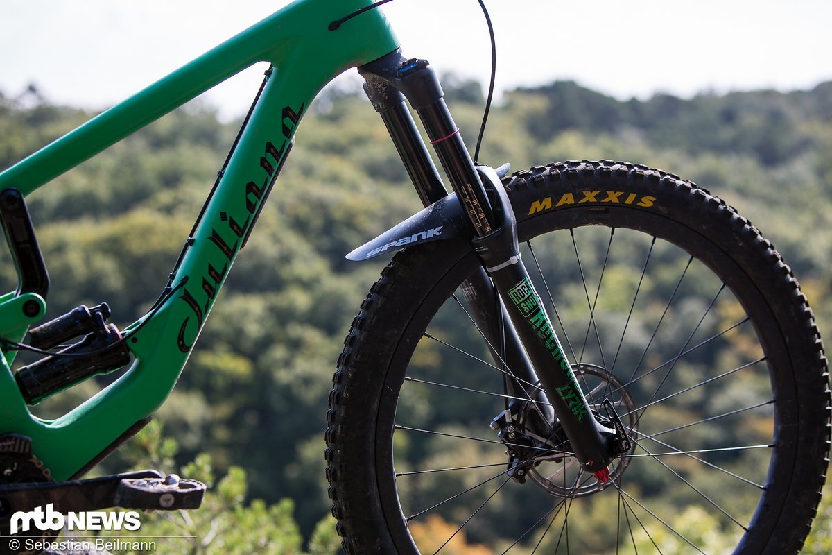 An der Front verrichtet eine RockShox Lyrik RCT3 ihre Arbeit An der Front verrichtet eine RockShox Lyrik RCT3 ihre Arbeit