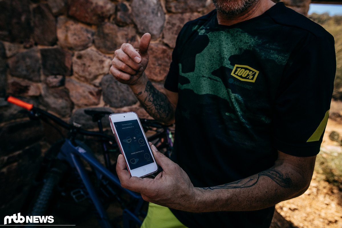 Elmar Keineke von SRAM demonstriert uns die Testversion der App – neben dem AXS-Netzwerk sind auch Bluetooth für die App und ANT+ für Konnektivität mit beispielsweise Garmin an Bord Elmar Keineke von SRAM demonstriert uns die Testversion der App – neben dem AXS-Netzwerk sind auch Bluetooth für die App und ANT+ für Konnektivität mit beispielsweise Garmin an Bord