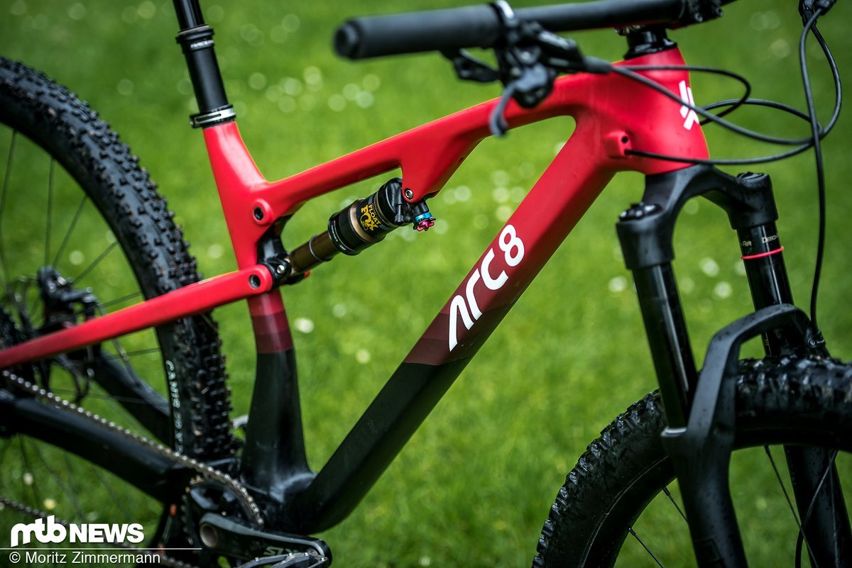 Über die Website kann man sich die Bikes von Arc8 nach seinen persönlichen Vorlieben designen lassen. So ist das Essential beispielsweise in drei Farben jeweils in glänzend oder in matt erhältlich Über die Website kann man sich die Bikes von Arc8 nach seinen persönlichen Vorlieben designen lassen. So ist das Essential beispielsweise in drei Farben jeweils in glänzend oder in matt erhältlich
