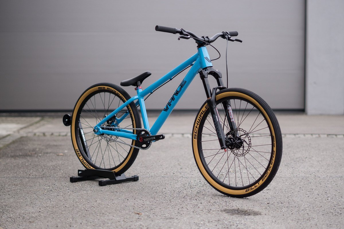 Das Vpace Danny verfügt über 100 mm Federweg an der Front, rollt auf 24"-Laufrädern und soll sich an Dirt-begeisterte Kids richten Das Vpace Danny verfügt über 100 mm Federweg an der Front, rollt auf 24"-Laufrädern und soll sich an Dirt-begeisterte Kids richten