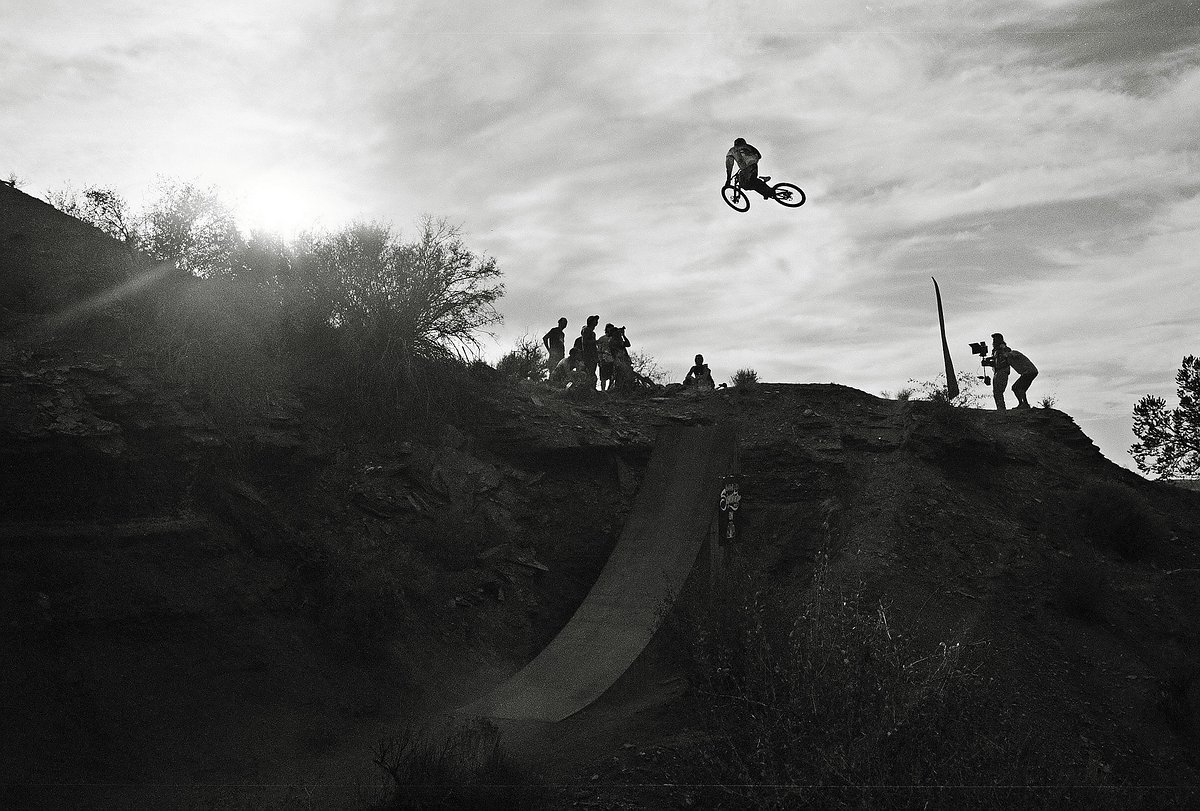 2012, Red Bull Rampage. Ich wollte probieren, ob man ein solches Event auch mit einer analogen Kamera und mit nur einer 35mm Linse fotografieren kann. 2012, Red Bull Rampage. Ich wollte probieren, ob man ein solches Event auch mit einer analogen Kamera und mit nur einer 35mm Linse fotografieren kann.