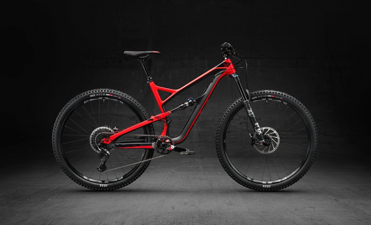 Mit dem Jeffsy hat YT Industries einen Volltreffer gelandet - das hier gezeigte Jeffsy CF Pro gibt es für 3999 €, aber auch für rund 2000 € gibt es bereits ein hochwertiges Trailbike von YT Industrie. Platz 2 für YT in der Kategorie Preis-Leistung! Mit dem Jeffsy hat YT Industries einen Volltreffer gelandet - das hier gezeigte Jeffsy CF Pro gibt es für 3999 €, aber auch für rund 2000 € gibt es bereits ein hochwertiges Trailbike von YT Industrie. Platz 2 für YT in der Kategorie Preis-Leistung!